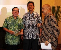 Ketua YBIC Akbar Tandjung berbincang dengan anggota Dewan Pembina YBIC Mahadi Sinambela dan Harun Kamil. Lamhot Aritonang/detikFoto.