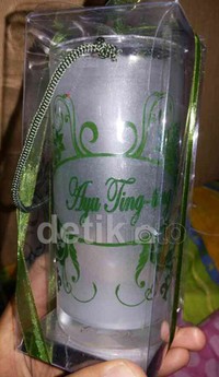 Tak hanya sudah mencetak 1.000 undangan resepsi pernikahan, Ayu Ting Ting juga sudah mempersiapkan suvenir untuk acara resepsinya itu. (dok. detikHOT)