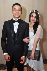Adly Fairuz datang ke pernikahan mantan kekasih ditemani Dina Anjani.