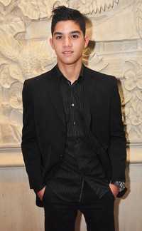 Al nampak ganteng dalam setelan jas berwarna hitam.