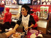 Penyanyi 38 tahun ini diserbu penggemar setianya yang tumpah ruah ingin bertemu dengan dirinya.