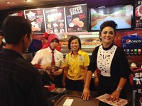 Ramai banget, alhamdulillah banyak yang datang dan bisa ketemu langsung sama penggemar, ujar KD sumringah.