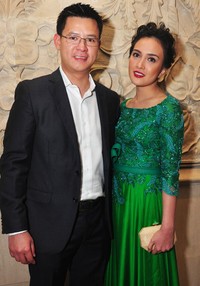 Sandy Aulia pun datang bersama suami.