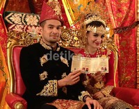 Keduanya menggunakan adat Aceh untuk acara pernikahannya tersebut.