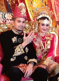 Wisnu dan Shireen memamerkan cincin pernikahan mereka.