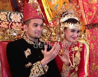 Shireen tampak cantik dengan busana adat Aceh. Begitu pula dengan Wisnu yang terlihat sangat gagah yang dibalut dengan pakaian tradisional berwarna hitam.