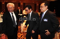 (Kiri ke kanan) Mantan Dirut Bank BTN Kodradi, Ketua Dewan Komisioner Otoritas Jasa Keuangan (OJK)  Muliaman D Hadad, dan Dirut BTN Maryono berbincang disela seminar Outlook Economy 2014. Lamhot Aritonang/detikFoto.