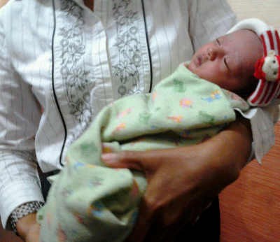 Seorang Bayi Mungil Dititipkan ke Sales Minuman