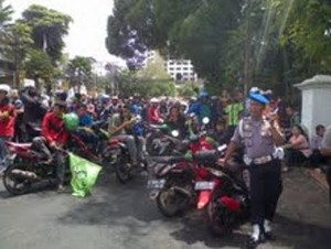 Jelang Penetapan UMK, Seribuan Buruh Demo DPRD Bandung