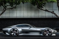 Mobil super sport terbaru Mercy di masa depan ini grill-nya mengingatkan kepada model mobil balap Mercy 300SL 1952 dan dikombinasikan dengan sentuhan model dari CLA-Class. Fitur penting lainnya pada eksterior meliputi rem AMG yang memiliki performa tinggi dan sistem pembuangan yang terdiri dari 8 pipa knalpot. (dok Mercy)
