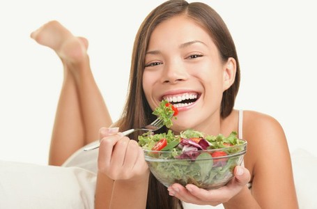 Mana yang Efektif Turunkan Berat Badan, Ngemil Terus atau Tidak Makan Malam?