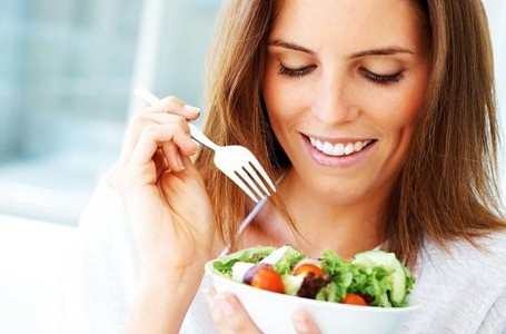 Mana yang Efektif Turunkan Berat Badan, Ngemil Terus atau Tidak Makan Malam?