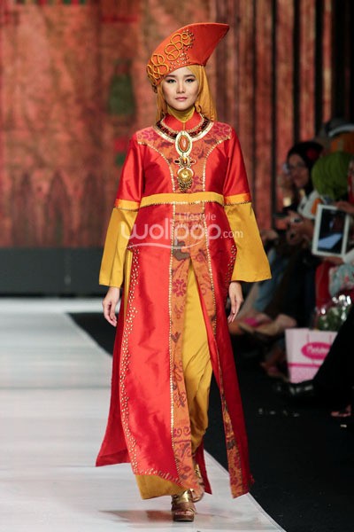 Jakarta, Indonesia - 22 Oktober. Lia Afif Gymaversa Queen. Jakarta Fashion Week 2014 at Senayan City. 22 Oktober 2013. Jakarta. [Foto: Mohammad Abduh/Wolipop]