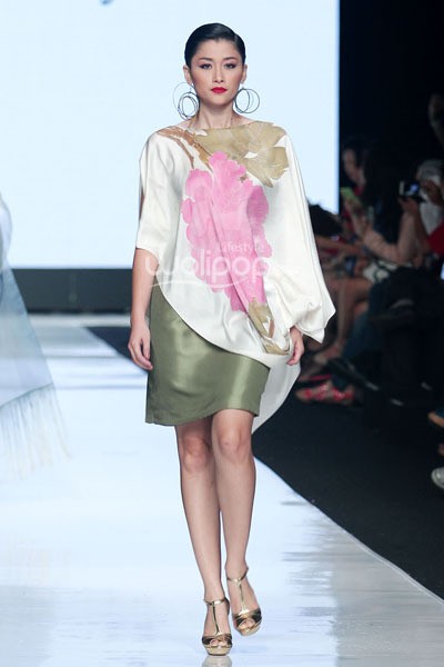 Jakarta, Indonesia - 22 Oktober. Agnes Budhisurya Peony. Jakarta Fashion Week 2014 at Senayan City. Jakarta. [Foto: Mohammad Abduh/Wolipop]