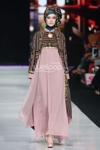 Jakarta, Indonesia - 22 Oktober. Hennie Noer Elegances in Shades of Romantic. Jakarta Fashion Week 2014 at Senayan City. 22 Oktober 2013. Jakarta. [Foto: Mohammad Abduh/Wolipop]