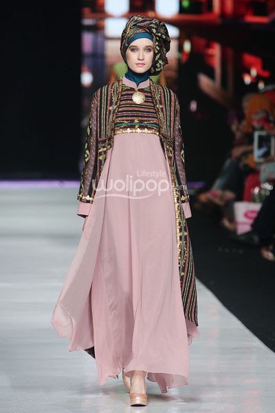 Jakarta, Indonesia - 22 Oktober. Hennie Noer Elegances in Shades of Romantic. Jakarta Fashion Week 2014 at Senayan City. 22 Oktober 2013. Jakarta. [Foto: Mohammad Abduh/Wolipop]