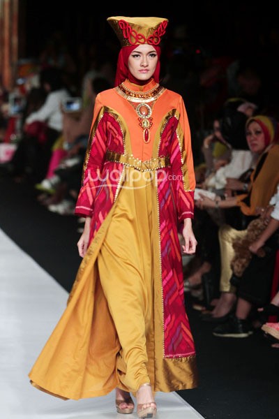 Jakarta, Indonesia - 22 Oktober. Lia Afif Gymaversa Queen. Jakarta Fashion Week 2014 at Senayan City. 22 Oktober 2013. Jakarta. [Foto: Mohammad Abduh/Wolipop]