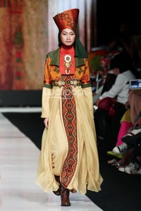 Jakarta, Indonesia - 22 Oktober. Lia Afif Gymaversa Queen. Jakarta Fashion Week 2014 at Senayan City. 22 Oktober 2013. Jakarta. [Foto: Mohammad Abduh/Wolipop]