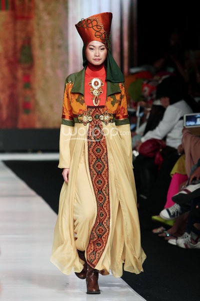 Jakarta, Indonesia - 22 Oktober. Lia Afif Gymaversa Queen. Jakarta Fashion Week 2014 at Senayan City. 22 Oktober 2013. Jakarta. [Foto: Mohammad Abduh/Wolipop]