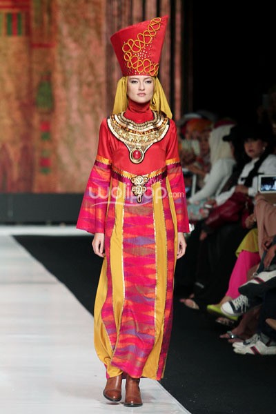 Jakarta, Indonesia - 22 Oktober. Lia Afif Gymaversa Queen. Jakarta Fashion Week 2014 at Senayan City. 22 Oktober 2013. Jakarta. [Foto: Mohammad Abduh/Wolipop]