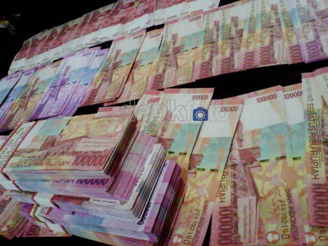 Menyamar Jadi Petugas Pengawalan Uang, 2 Pria Gasak Tas Berisi Rp 1,2 M