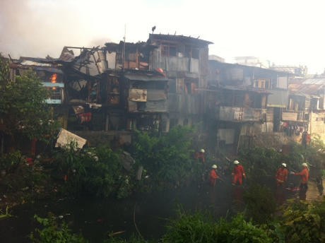 Rumah di Senen Terbakar, Seorang Bapak Bopong Kulkas Melewati Kali