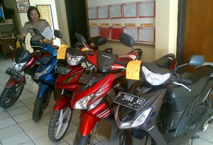 Nekat Curi Motor di Halaman Rumah, Pria ini Dipukuli Warga