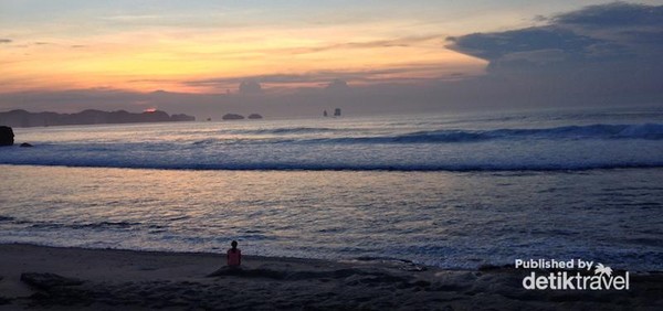 Siapa Sangka Pantai Goa Cina Di Malang Punya Sunrise