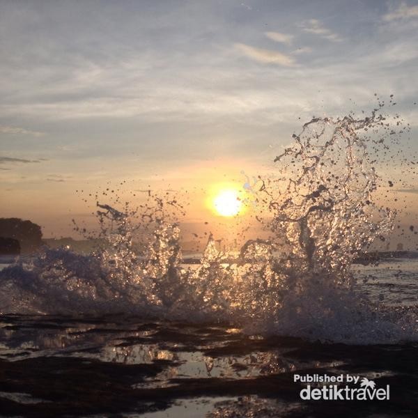 Siapa Sangka Pantai Goa Cina Di Malang Punya Sunrise