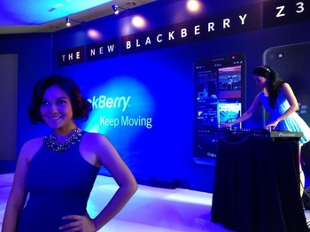 Tak hanya itu, penggunaan material yang membalutnya pun termasuk dalam kategori premium. Menariknya lagi, tidak hanya membuat BlackBerry Z30 terlihat elegan, struktur bodinya pun kuat tahan banting.