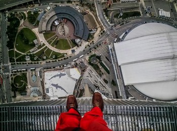 Foto foto ini dijepret oleh Trey Ratcliif, fotografer travel dari Selandia Baru. Di sini, dia merekam pemandangan bangunan di bawah CN Tower di Toronto, Kanada. (kredit foto: Trey Ratcliff)