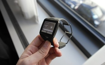     Layaknya Galaxy Gear milik Samsung, smartwatch Toq ternyata juga tidak bisa berfungsi maksimal jika dioperasikan berdiri sendiri. (kredit foto: theinquirer)