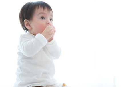 Saat Memberikan Makanan Padat Pertama pada Bayi, Perhatikan Hal Penting Ini