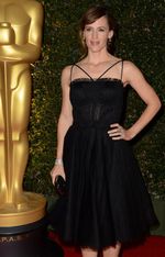 Dress Hitam Elegan ala Jennifer Garner
