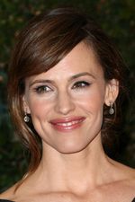Dress Hitam Elegan ala Jennifer Garner