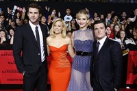 Para cast seperti aktor Liam Hemsworth, Elizabeth Banks, dan Josh Hutcherson bergabung bersama Jennifer Lawrence untuk berfoto bersama. REUTERS/Mario Anzuoni.