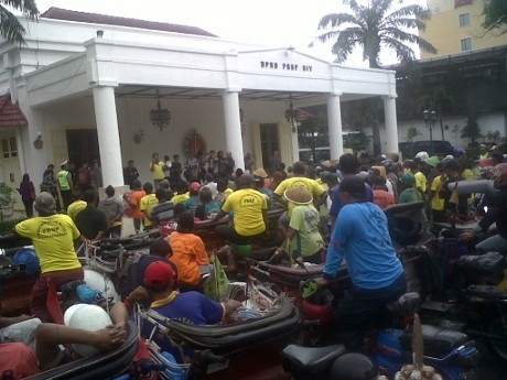Tolak Razia, Ratusan Pengemudi Bentor Geruduk DPRD Yogya