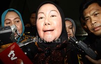 Atut berlalu begitu saja ketika ditanyai sejumlah pertanyaan, salah satunya mengenai rencana KPK menetapkan tersangka dalam kasus ini. Lamhot Aritonang/detikFoto.
