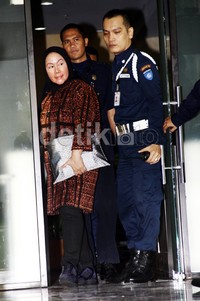 Mengenakan batik warna cokelat gelap, Atut keluar dari gedung KPK pukul 16.56 WIB menuju Pajero Sport warna hitam yang sudah menunggu di halaman sebelah dalam komplek gedung KPK. Lamhot Aritonang/detikFoto.