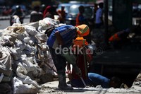 Para pekerja melakukan pelebaran gorong-gorong di kawasan Gambir, Jakarta Pusat, Selasa (19/11/2013).