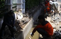 Guna mengantisipasi genangan air dan banjir di kawasan ini Pemprov DKI Jakarta melakukan pelebaran gorong-gorong.