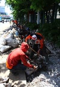 Selain itu, sampah yang menyumbat gorong-gorong juga dibersihkan.