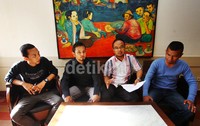 Ketua Pimpinan Pusat Gerakan Pemuda Islam (GPI) Dedi Jamaludin memberikan keterangan pers di Jakarta, Selasa (19/11/2013).