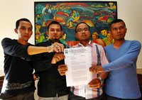 Mereka meminta kepada pemerintah Indonesia untuk memutuskan hubungan diplomatik dan kerja sama dalam berbagai bidang dengan pemerintah Australia terkait dengan penyadapan tersebut.