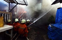 Petugas berusaha memadamkan api.