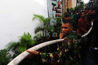 TNI turut membantu memadamkan api.