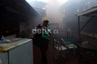 Seorang warga mengevakuasi harta bendanya.