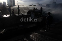 Petugas pemadam kebakaran berhasil memadamkan api.