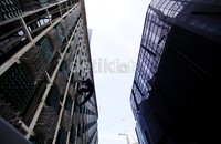 Pekerja menggunakan pakaian dan alat pengaman lengkap saat melakukan tugasnya.