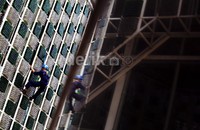 Mereka yang bekerja di ketinggian biasanya selalu dibekali tali, helm dan alat-alat pengamanan lainnya.